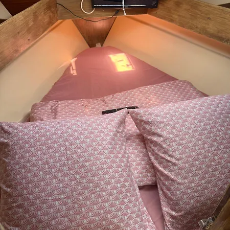 Nuit Insolite Sur Un Bateau 카네트